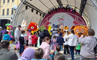 Дружные ребята на Всероссийском фестивале игрушек «Айда играть»