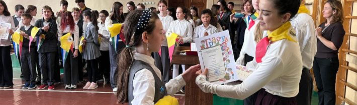 5 классы. 9А. 9Д. Торжественное посвящение в пионеры — 2025: «За Дело! За Дружбу! За Честь!»